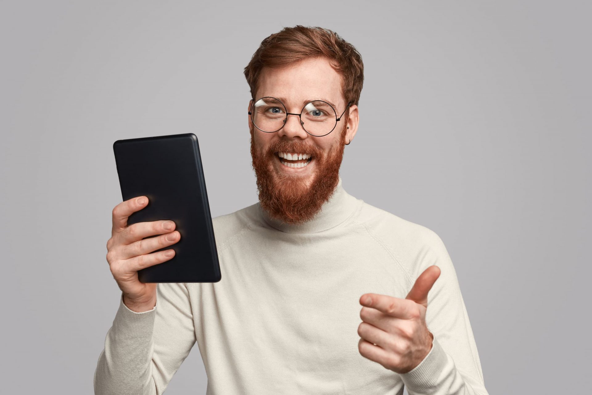 hombre-feliz-actualizando-apps